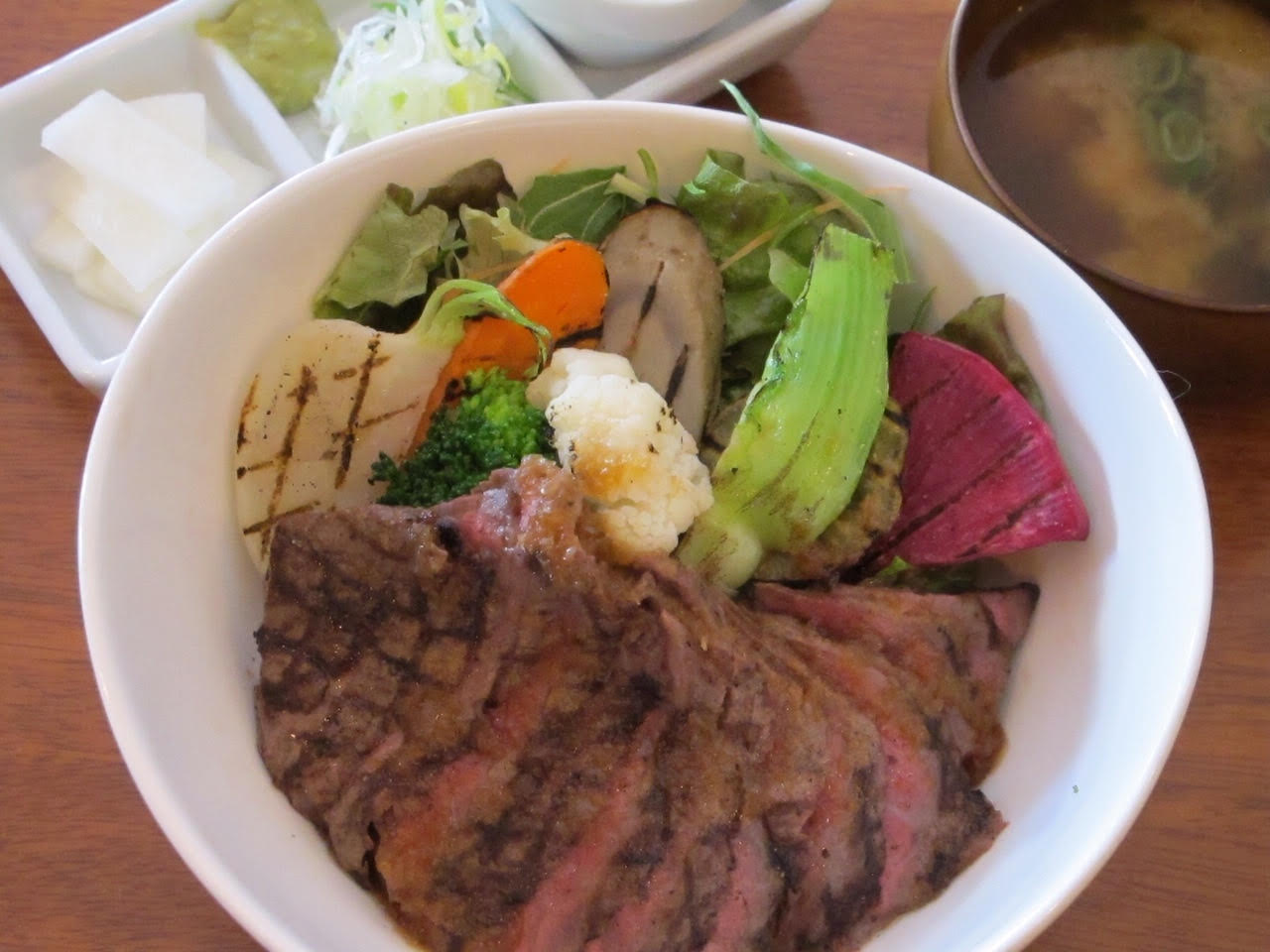 ちがさき牛と地野菜のグリル丼　ランチ